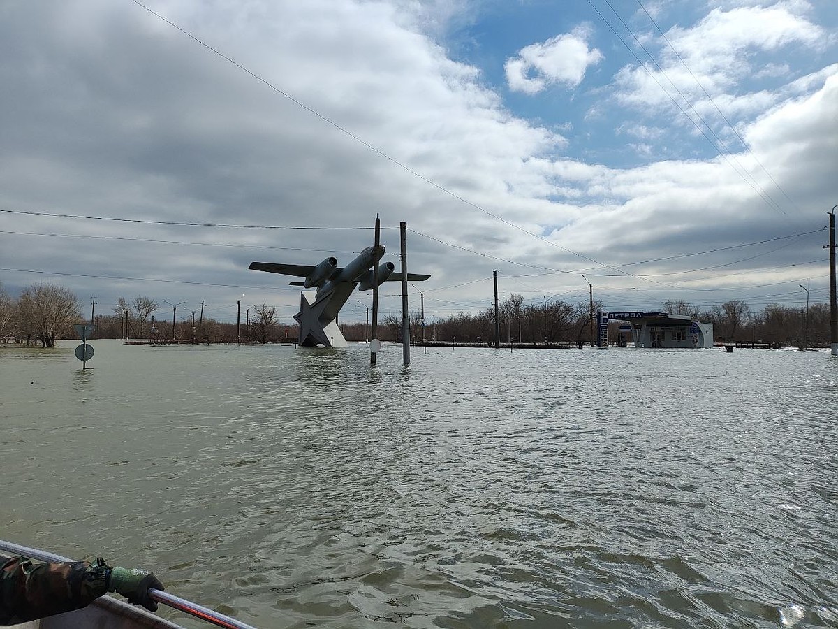 Данные об уровне воды в Урале поступают каждые два часа, лучше не  становится: как в Оренбургской области замеряют опасные отметки на бурной  реке - KP.RU