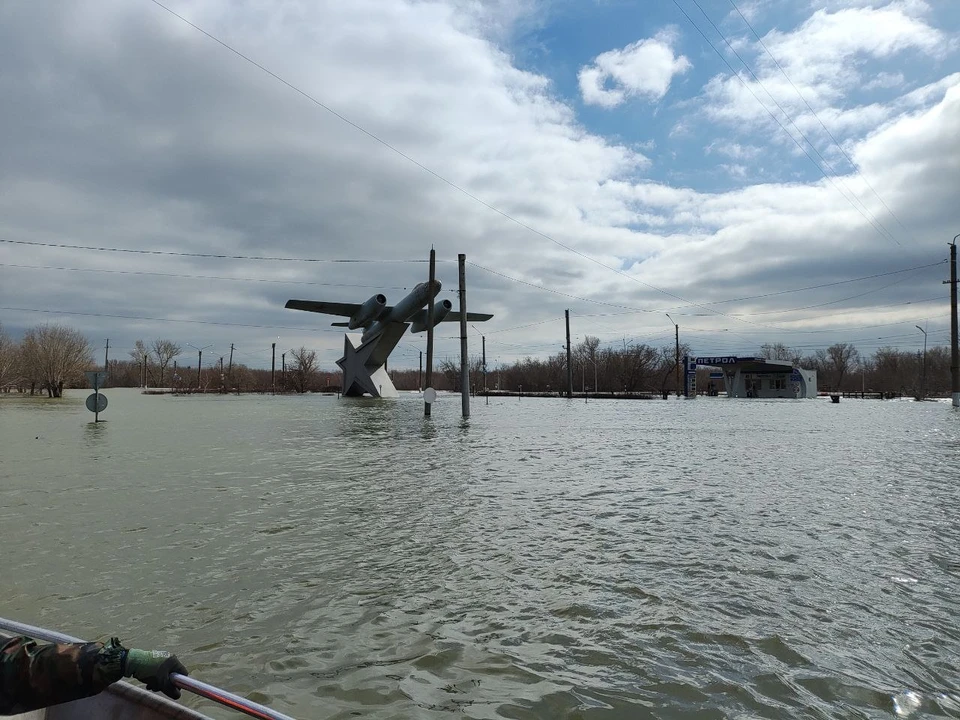 В затопленном Орске уже свои отметки уровня воды.