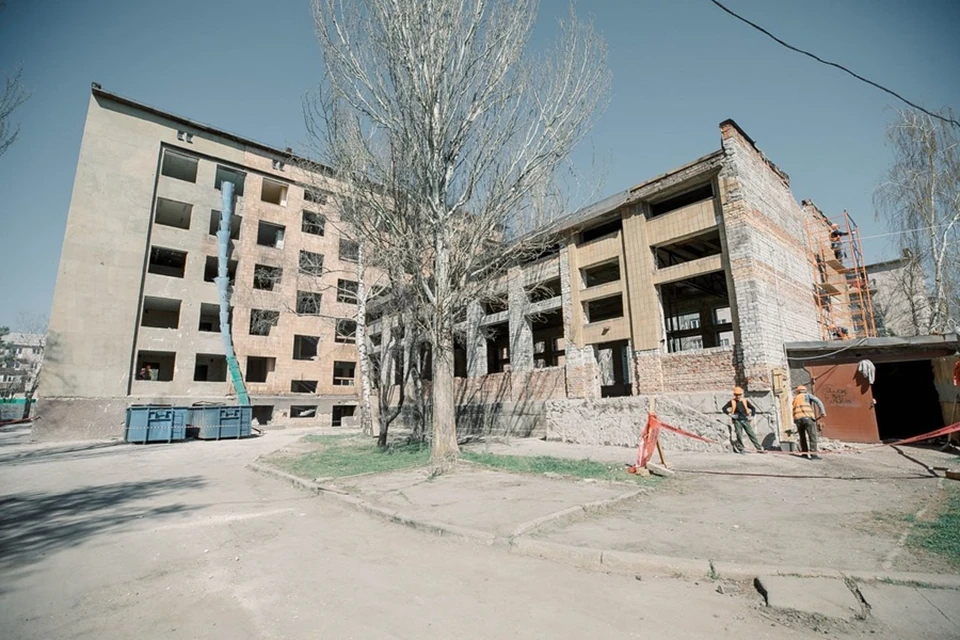 В Мариуполе восстанавливают здание администрации Ильичевского района. Фото: ТГ/Моргун