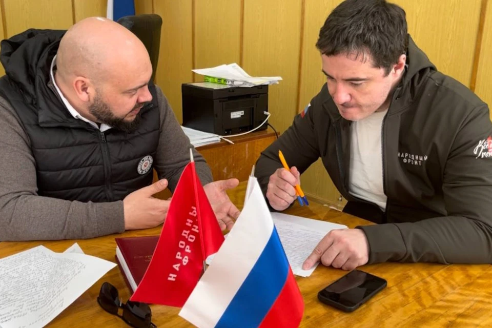 Прием жителей ведут омбудсмен Сергей Георгиев и лидер Народного фронта в Херсонской области Александр Фомин Фото: ОНФ ХО