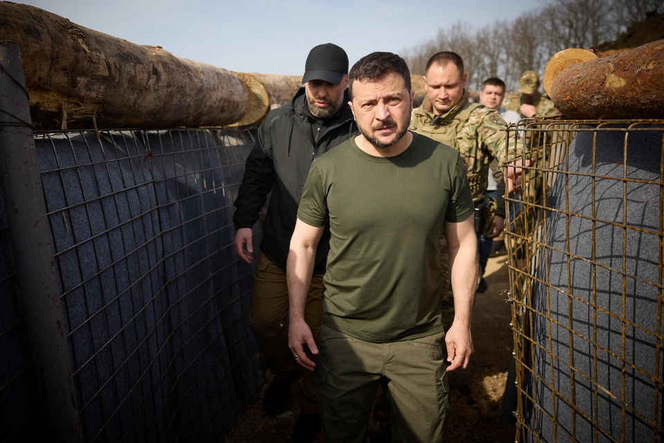 Президент Украины Владимир Зеленский посетил оборонительные сооружения в Харьковской области.