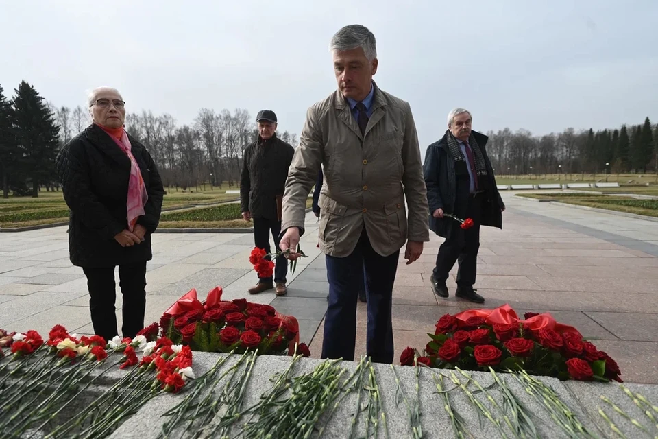 На Пискаревском мемориальном кладбище прошла памятная акция с участием блокадников и потомков маршалов Советского Союза.