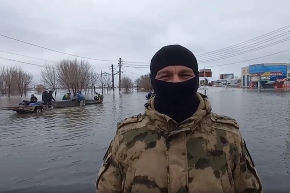 Бойцы во время патрулирования оказывают помощь пострадавшим гражданам и охраняют их имущество. Фото: Росгвардия