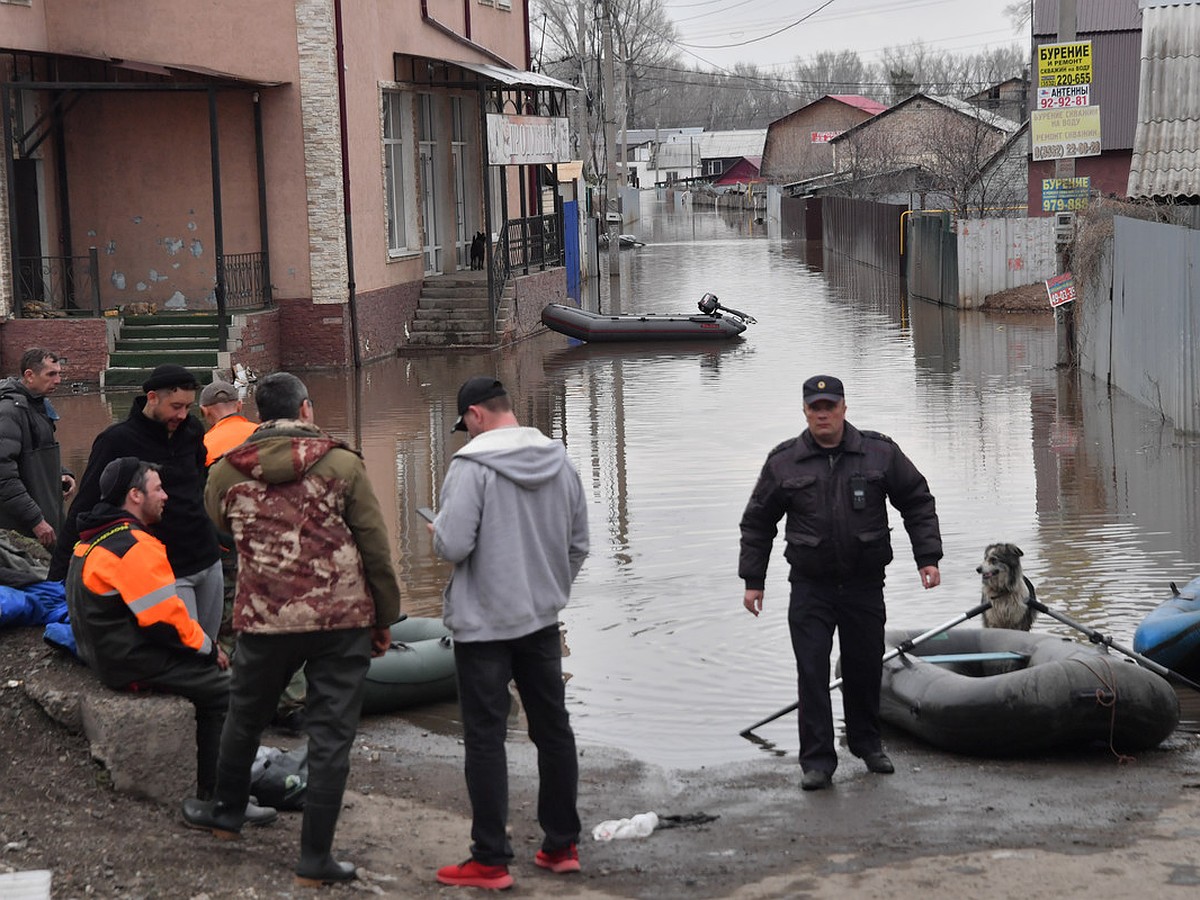 Вчера вечером у меня был сухой участок, а сейчас в комнате полтора метра  воды»: Река наступает на пригород Оренбурга слишком быстро - KP.RU