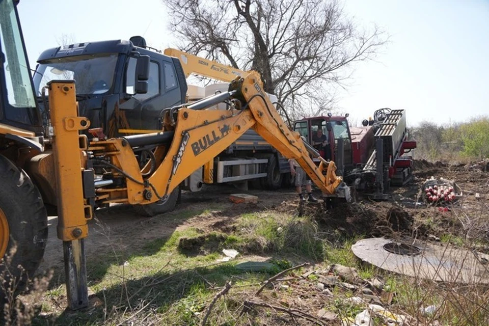 1 200 метров изношенного водовода в Алчевске меняют специалисты из Вологодской области. Фото - администрация Алчевска