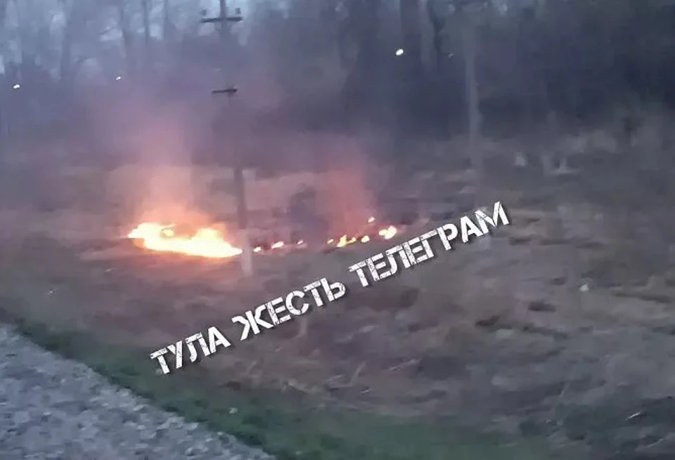 В Туле рядом с ТЦ «Макси» загорелась сухая трава. Фото: ТГ-канал "Тула. Жесть"