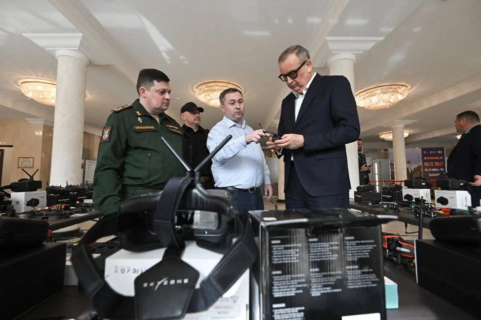 Губернатор Александр вручил новые дроны и комплектующие к ним учебному центру в Сертолово. Фото: Telegram-канал Александра Дрозденко.