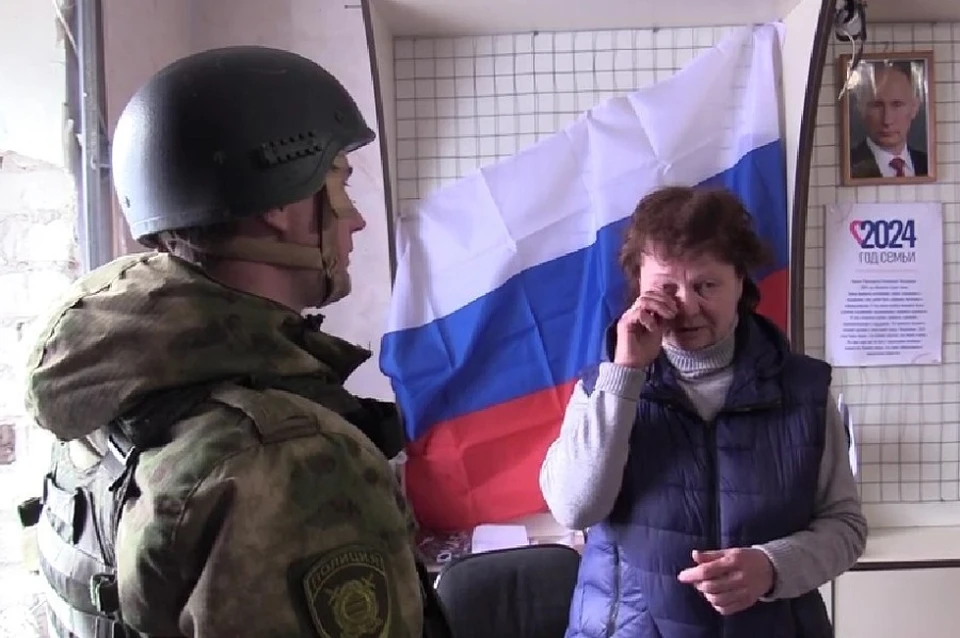Жители Авдеевки при получении российского паспорта не могут сдержать слез радости. Фото: скриншот видео МВД по ДНР
