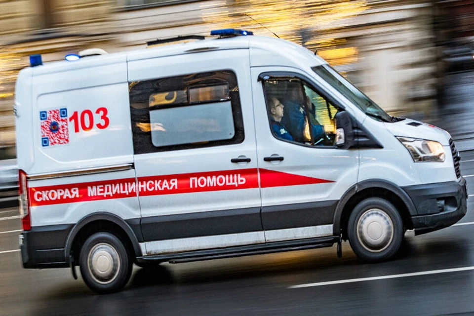 В Москве спасатели пытаются доставить 300-килограмового мужчину в больницу