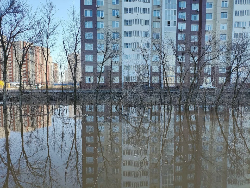 Вода подошла вплотную к многоквартирным домам на улице Уральской и Чкалова.
