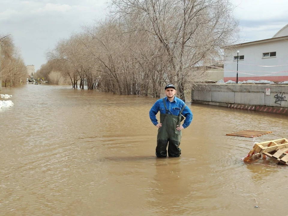 В центре Оренбурга уровень воды только прибывает