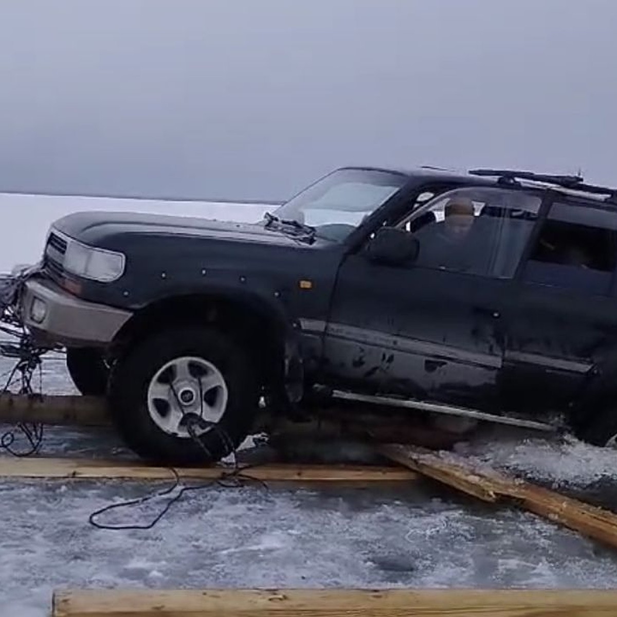 Под Новосибирском спасли застрявшую во льду иномарку - KP.RU