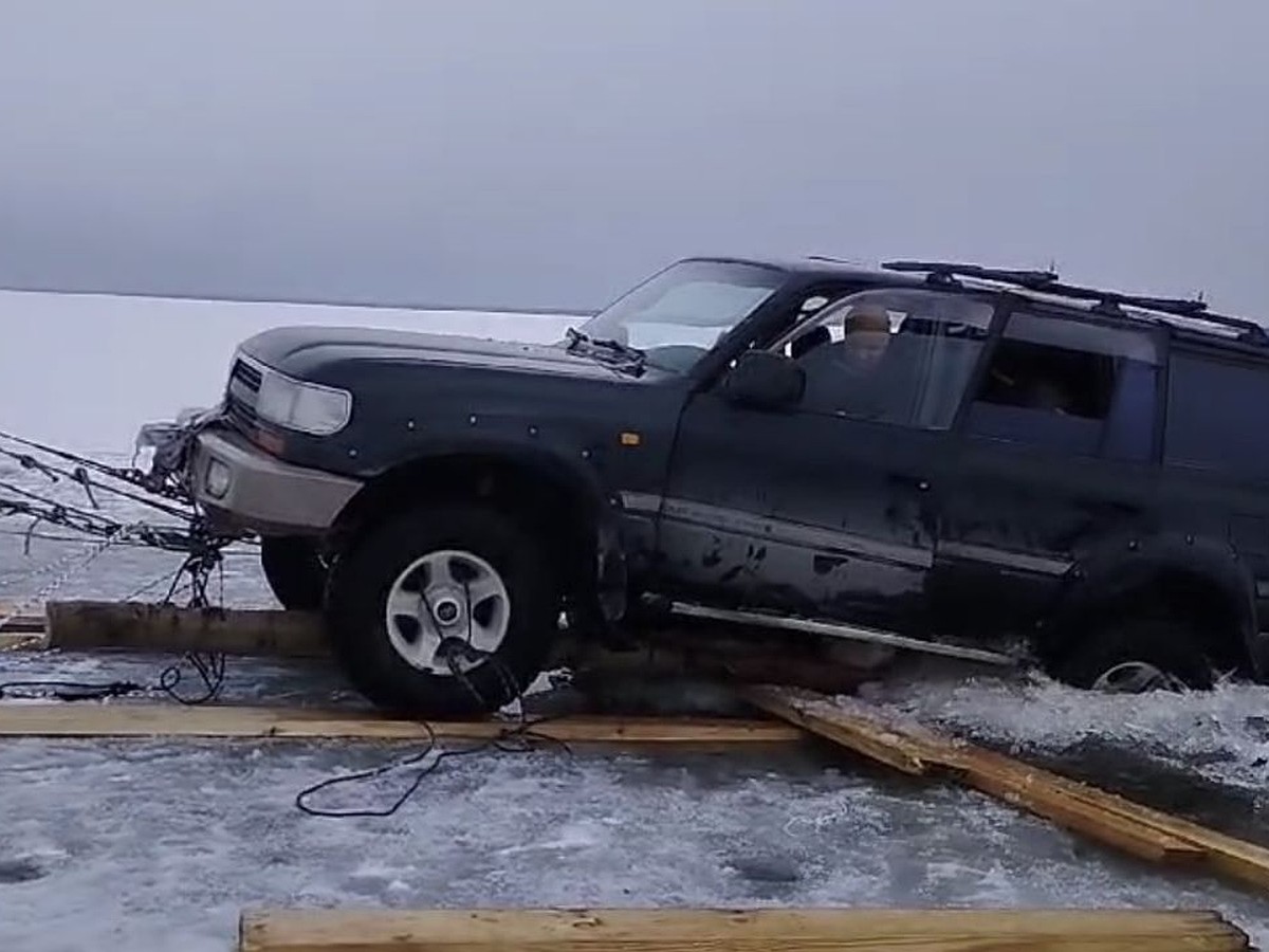 Под Новосибирском спасли застрявшую во льду иномарку - KP.RU