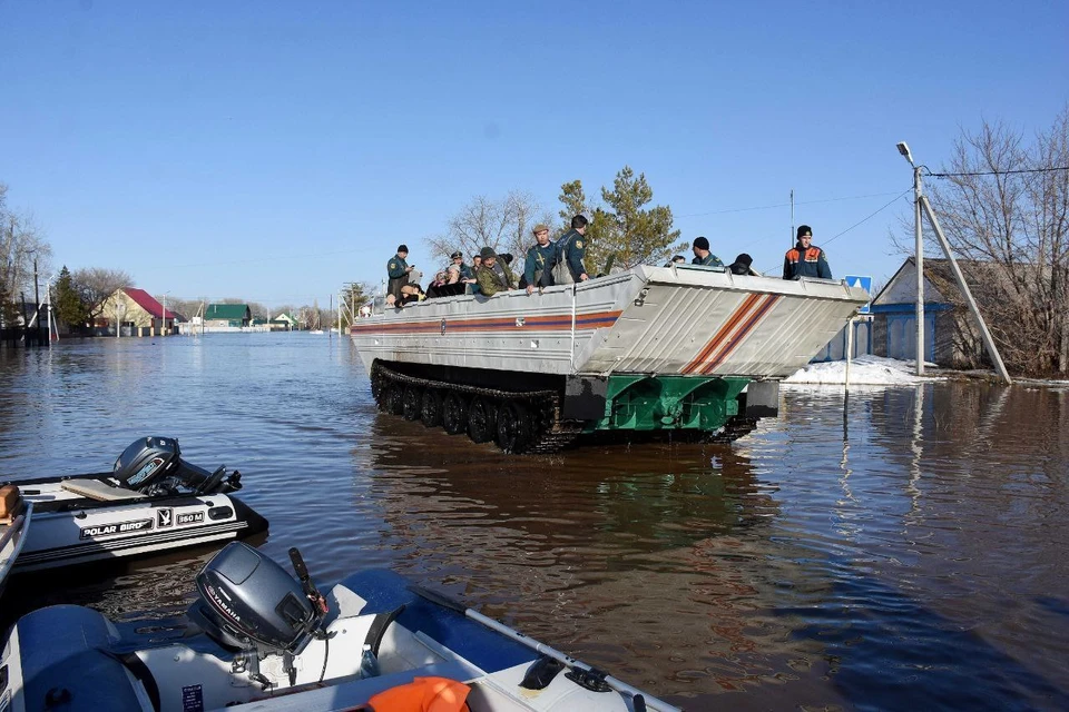 В городе продолжается эвакуация из затопленных районов.