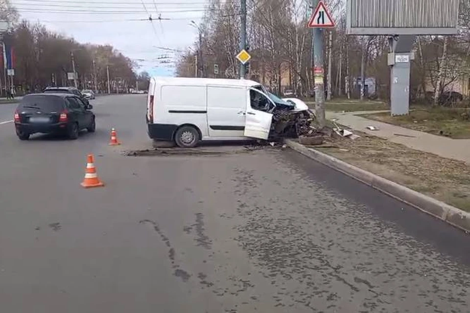 Иномарка протаранила столб.