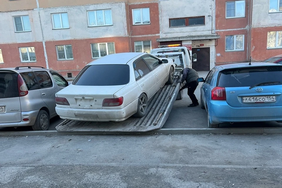 Под Новосибирском у должника забрали «Тойоту», которую от прятал. Фото: ГУ ФССП по НСО.