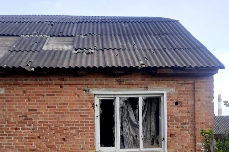 Ранена женщина, повреждены 11 домов и четыре машины: ВСУ обстреляли поселок Теткино Курской области