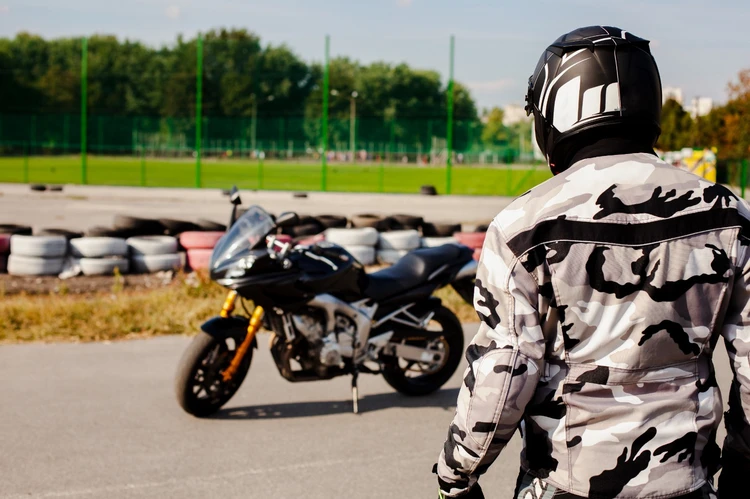 Остаться в живых: Госавтоинспекция напомнила правила безопасности мотоциклистам Сахалина