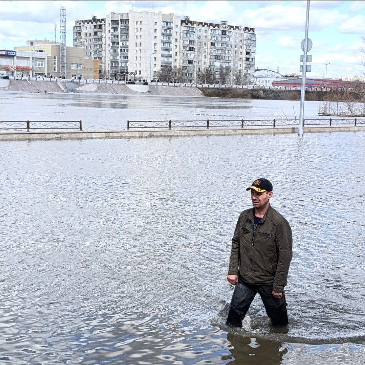 Кругом вода: в Кургане здание водоканала превращается в остров - KP.RU