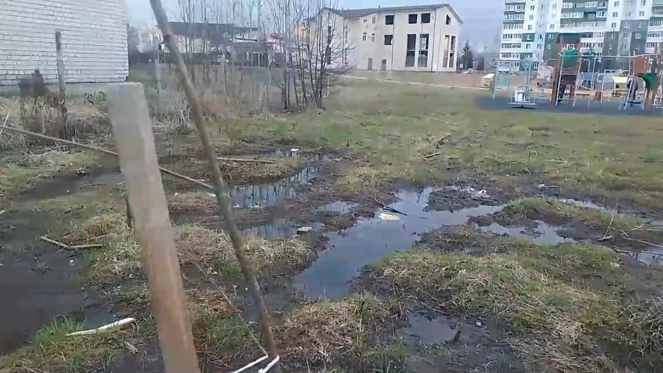 Мутная вода с химическим запахом подбирается к детской площадке. Фото: Ярославский "Народный Фронт"