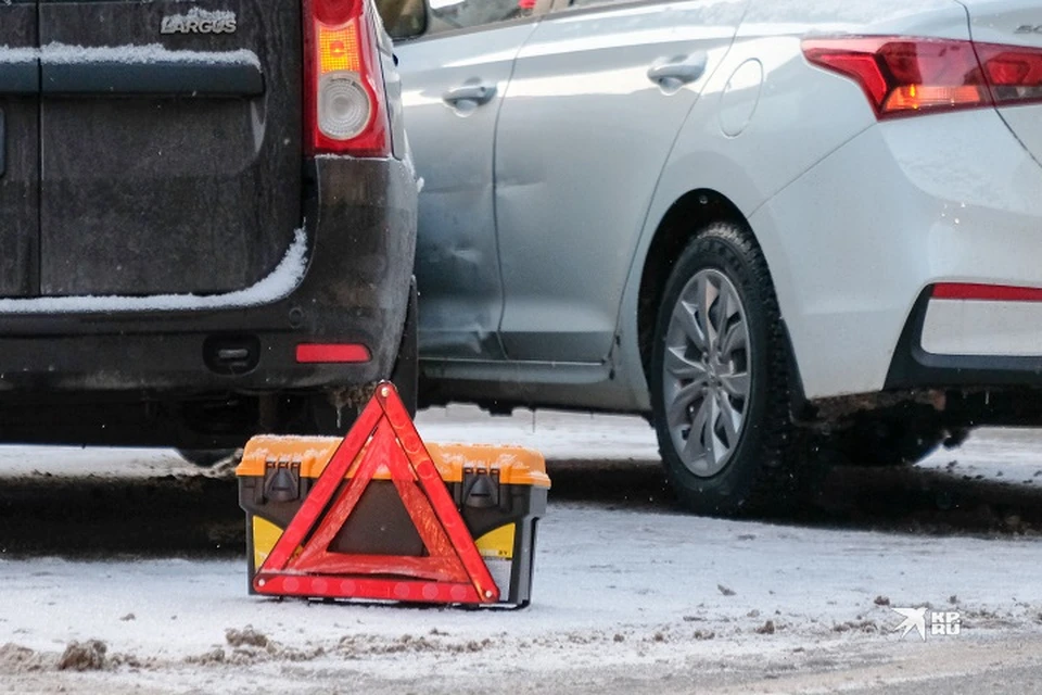 Toyota Camry столкнулась с кафе по адресу Красный переулок, 14