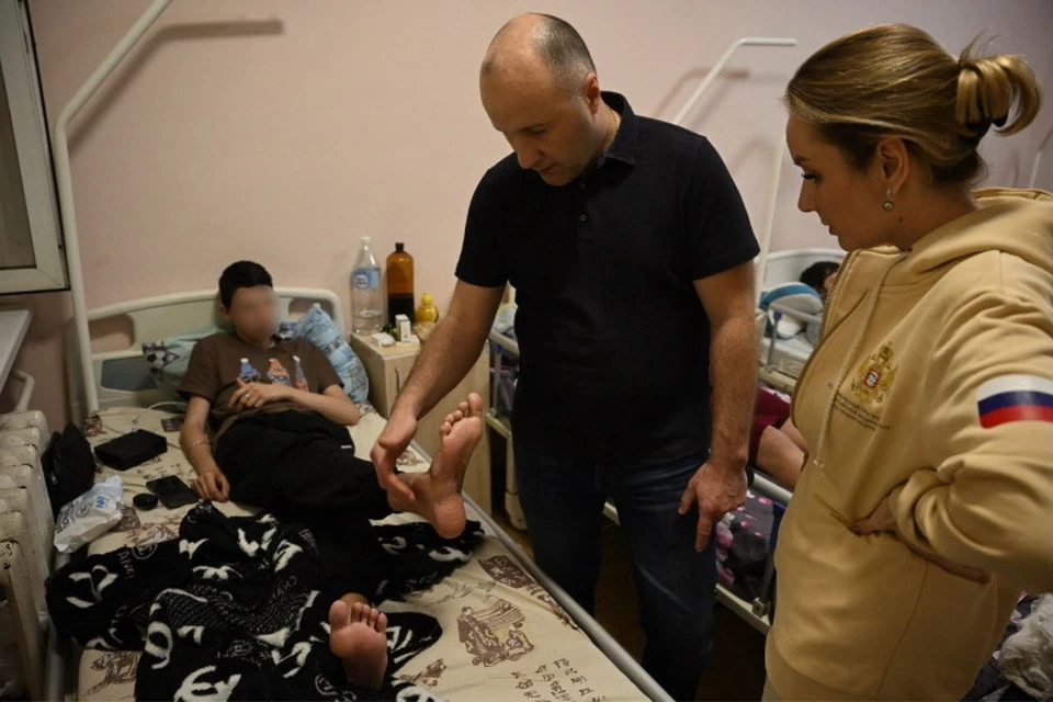 Евгений Жилицын рассказал детскому омбудсмену, как в травматологии спасают руки и ноги юных пациентов. Фото: t.me/malvovabelova