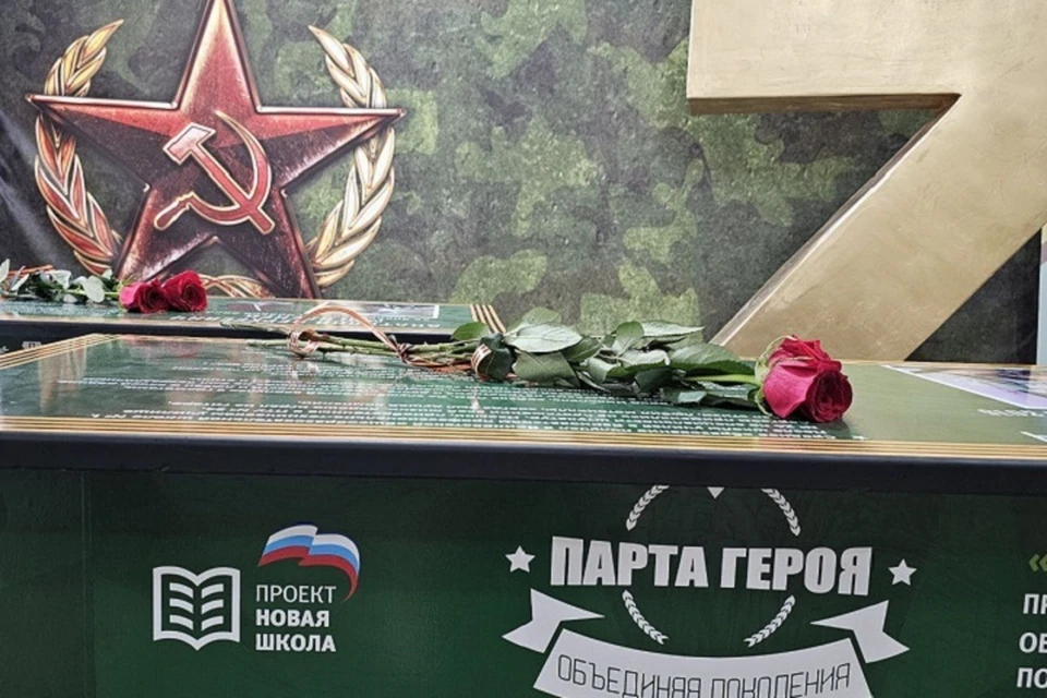 «Парта героя» появилась в Ясиноватской школе №1. Фото: ТГ/Шевченко