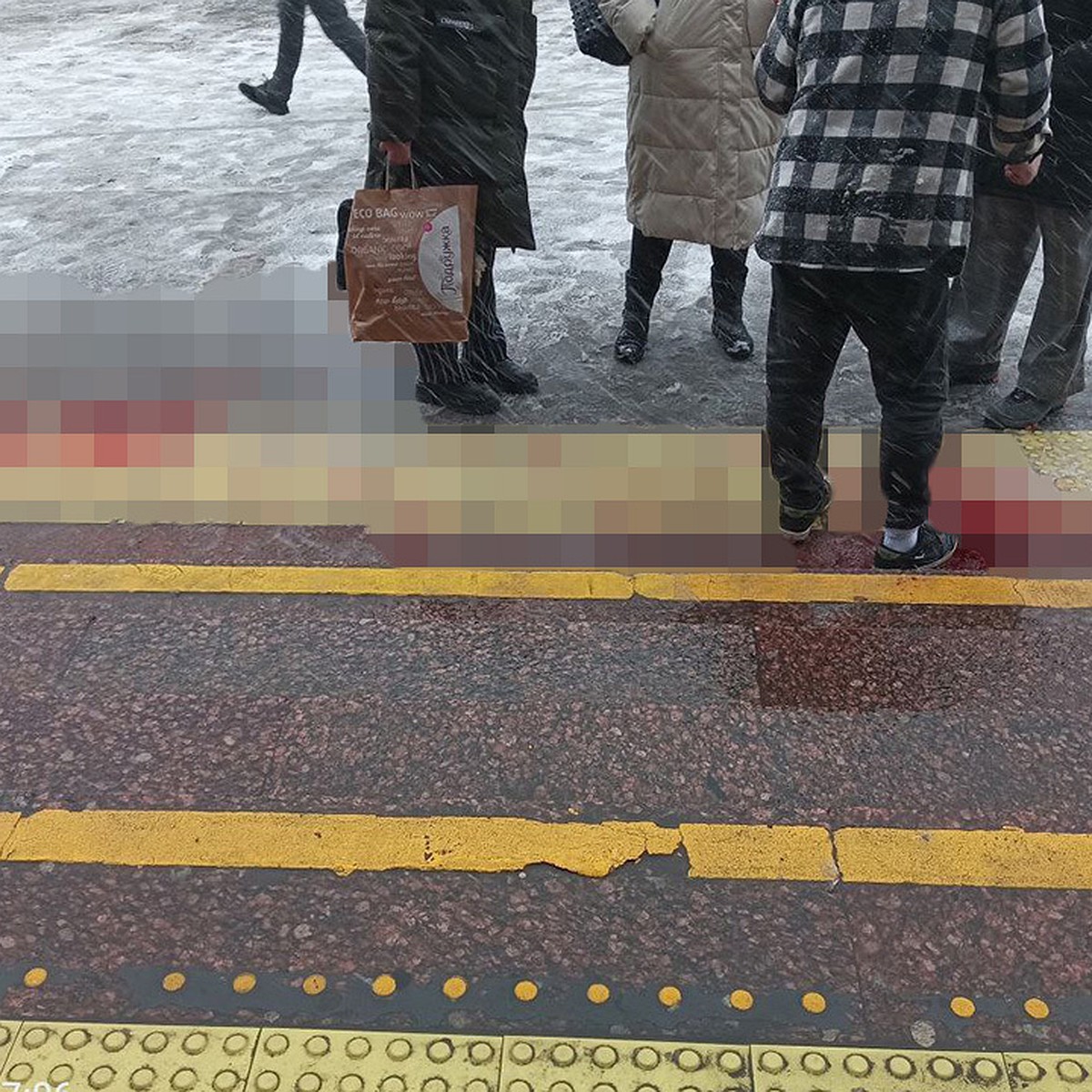 Пьяный петербуржец разбил голову в ссоре у метро «Проспект Просвещения» -  KP.RU