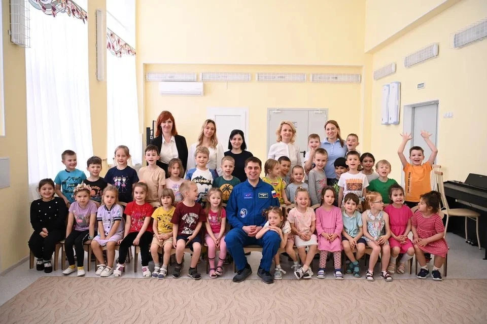 Андрей Федяев и воспитанники детского сада. Фото: пресс-службы администрации Краснодара.