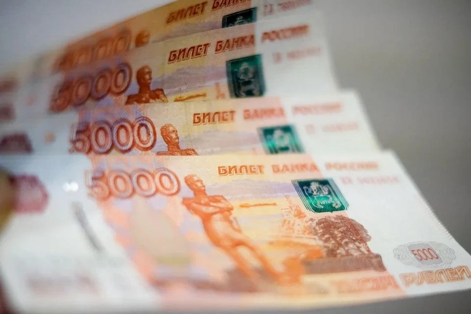 Петербурженка по указке мошенников отдала 25 тысяч рублей и золотые украшения неизвестному мужчине.
