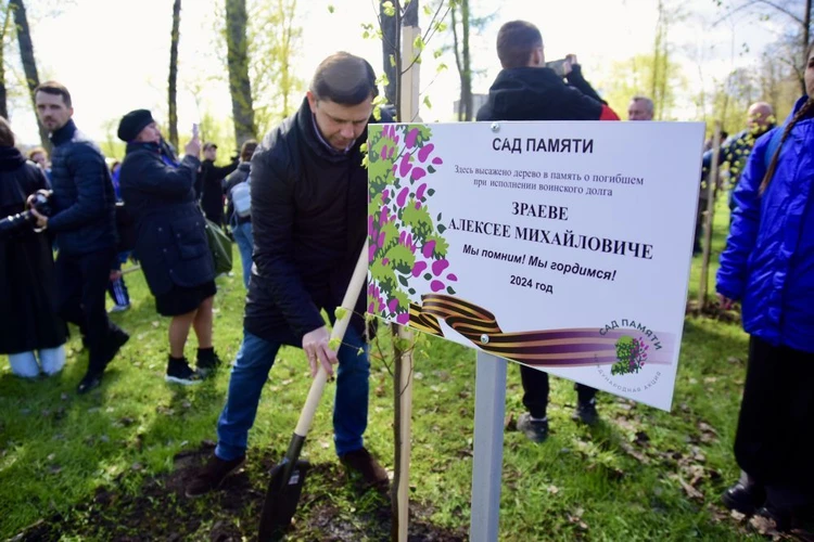 В орловском парке Победы посадили 44 именные липы