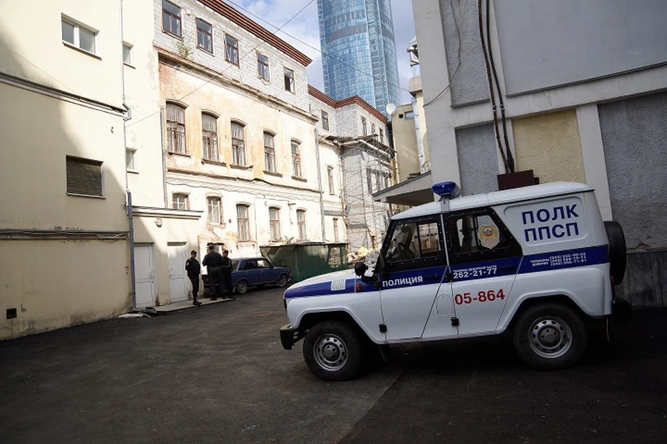 Полицейские получили сообщение о том, что были повреждены стекла в доме на Стрелочников