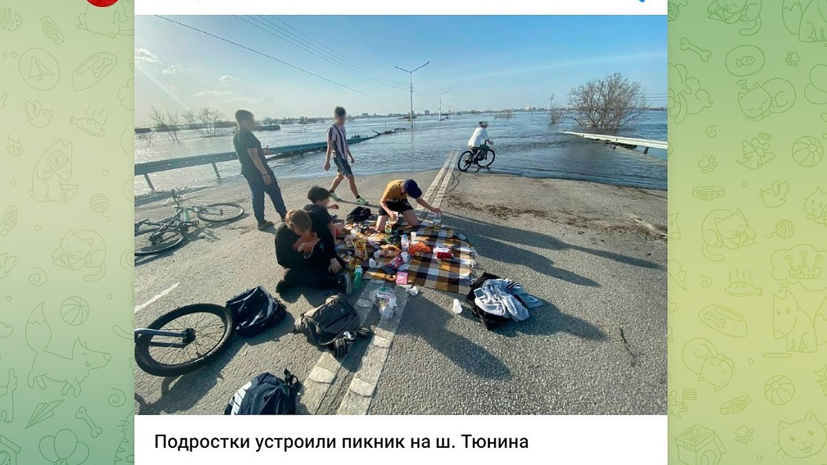 Мальчишки устроили пикник на затопленном шоссе в Кургане - KP.RU