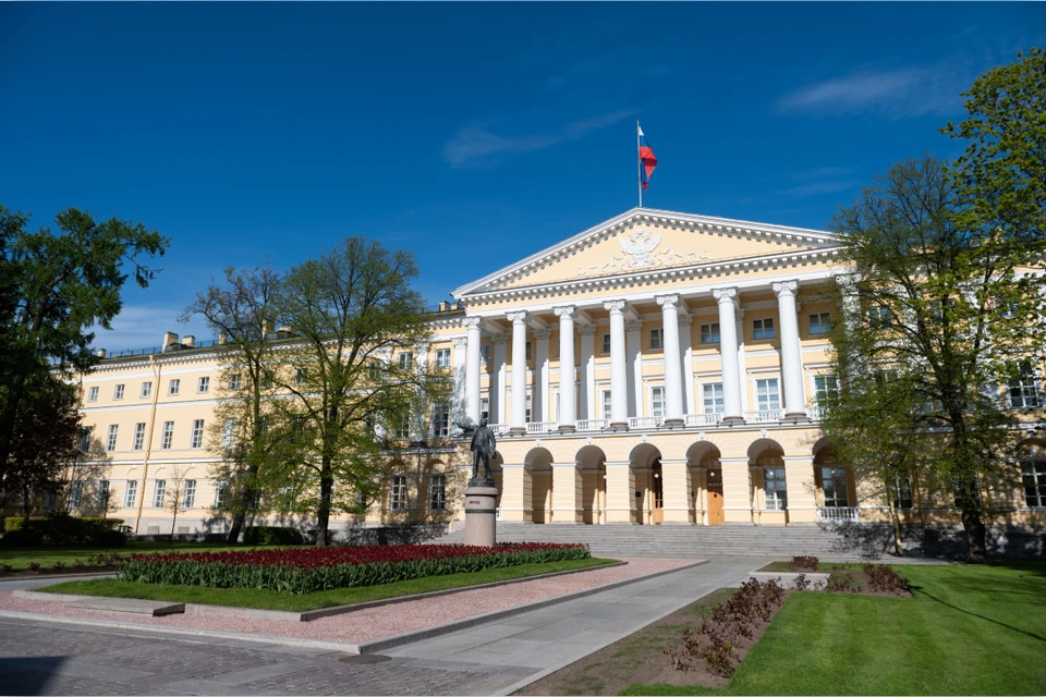Контроль за выполнением постановления остается за губернатором Петербурга.