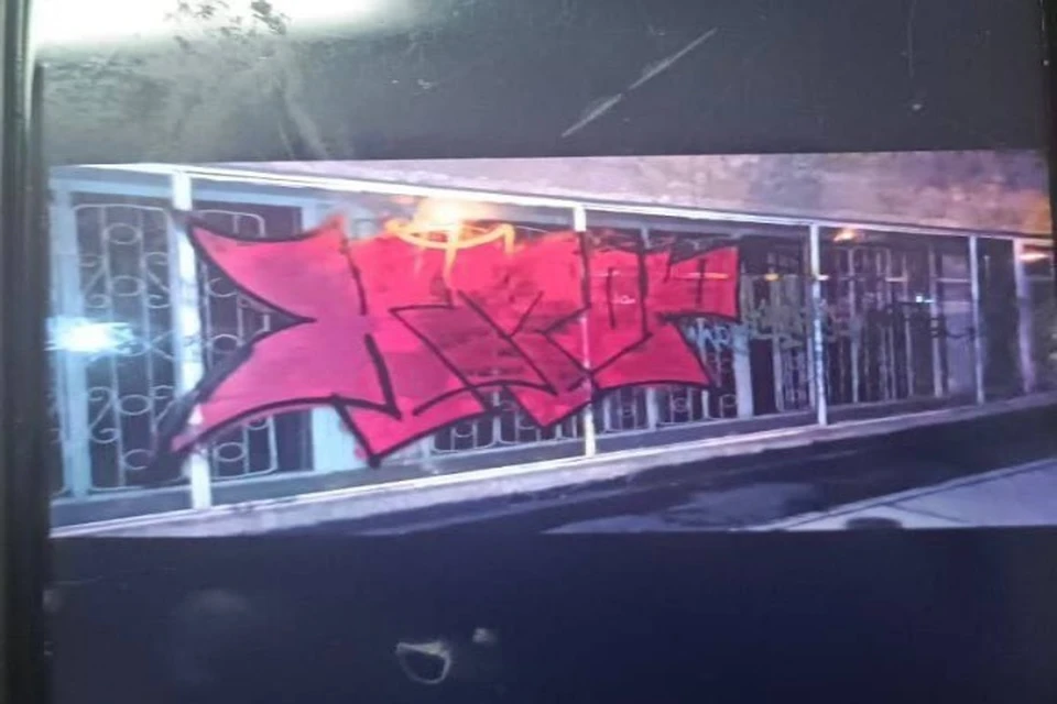 Полиция Иркутска задержала школьника за граффити на автобусной остановке