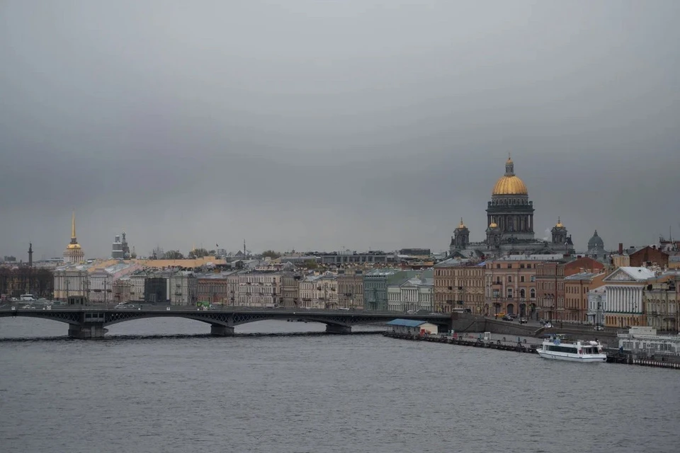 Пасмурная и дождливая погода будет в Петербурге 23 апреля.
