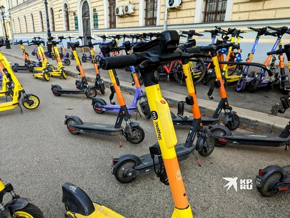 После столкновения с пешеходами электросамокатчик скрылся с места ДТП