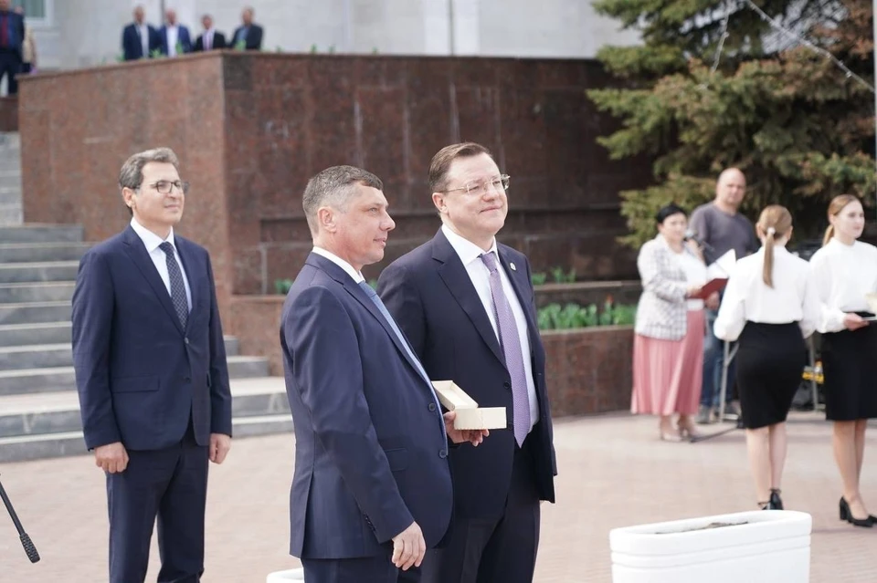 Губернатор передал ключи от новых автомобилей. Фото: Дмитрий Бурлаков