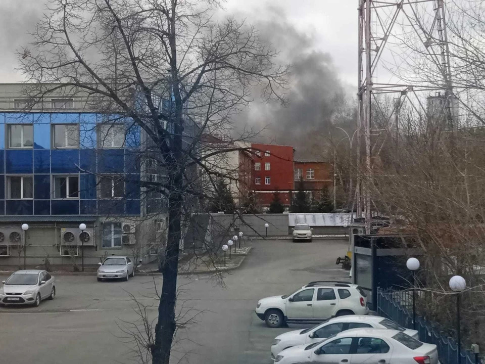 В Кемерове загорелось складское помещение на проспекте Кузнецком.