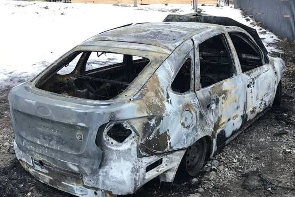 Машина сгорела до тла. Фото: следственный департамент МВД РФ