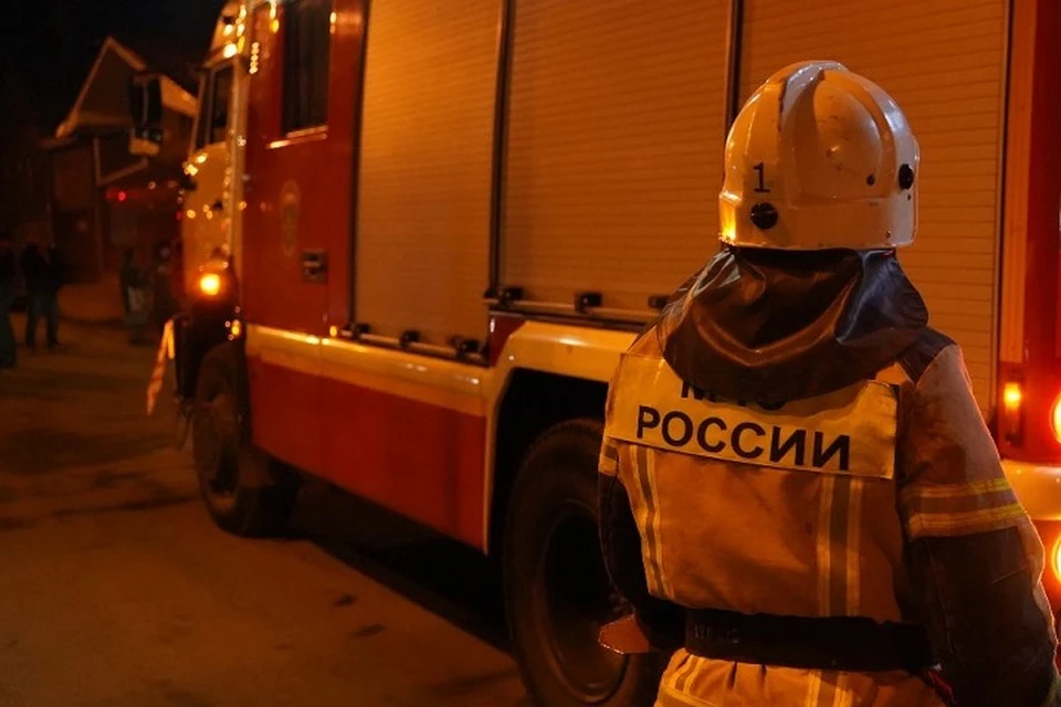 Машина врезалась в припаркованное авто и загорелась, потребовалась помощь спасателей