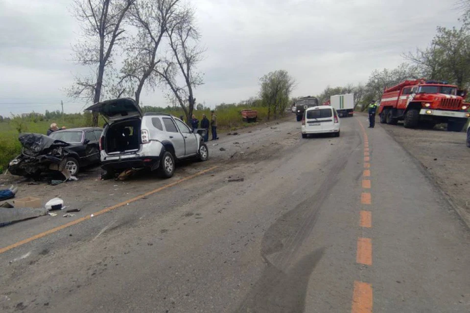 Пассажир иномарки, а также водитель ГАЗа получили травмы. ФОТО: Госавтоинспекция ЛНР