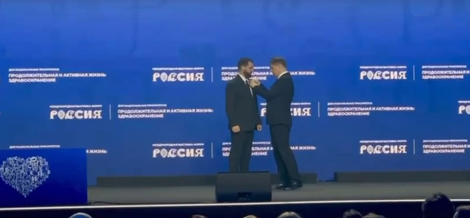 Сергея Скупченко наградили медалью. Фото: минздрав по региону