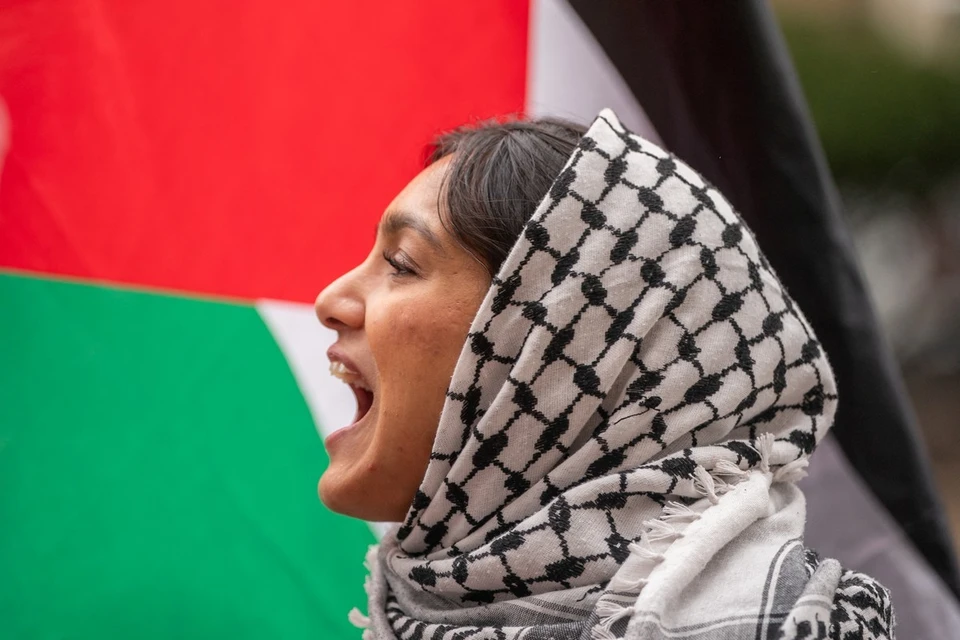 Студенты вышли протестовать после подписания Байденом законопроекта о помощи Израилю на $26 млрд.