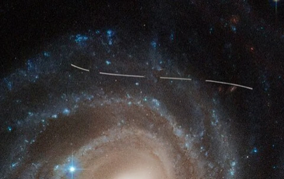 След, оставленный астероидом, на снимке Хаббла.
