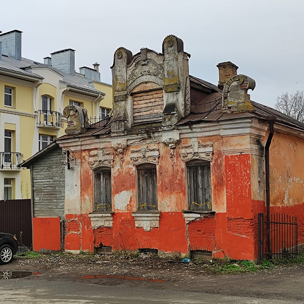 Красота в руинах: В центре Твери стоит заколоченным и никому не нужным старинный  дом - KP.RU