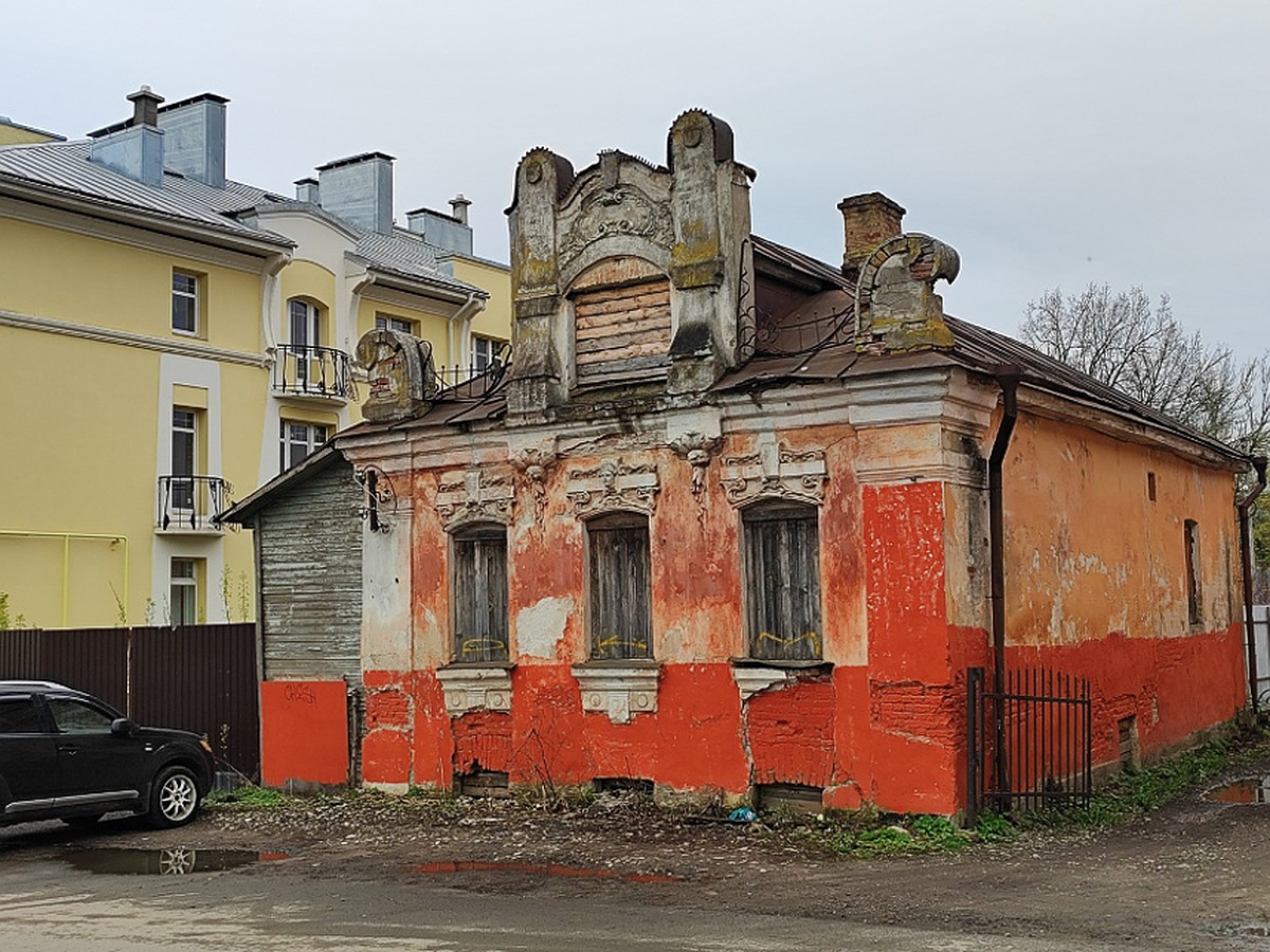 Красота в руинах: В центре Твери стоит заколоченным и никому не нужным  старинный дом - KP.RU