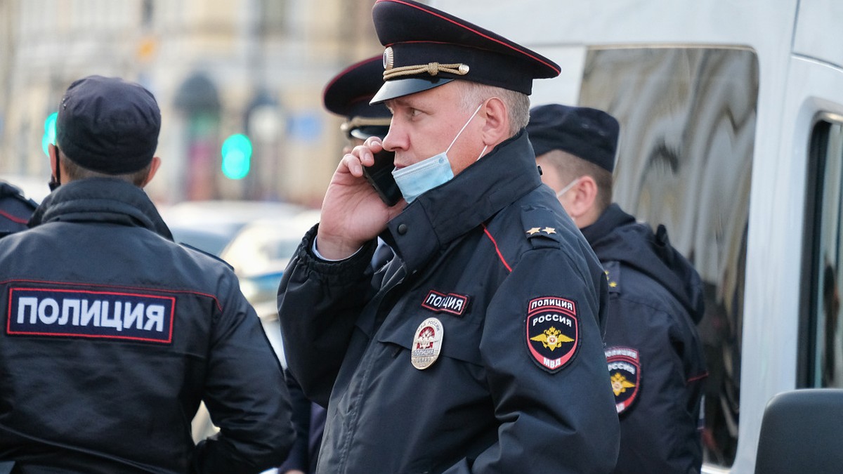 Петербуржец выстрелил в полицейского, приехавшего спасать его от суицида -  KP.RU