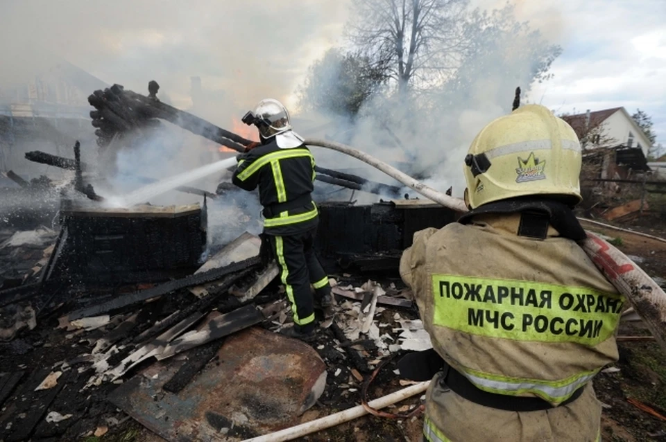 Заброшенный склад загорелся в Хабаровске из-за пала сухой травы