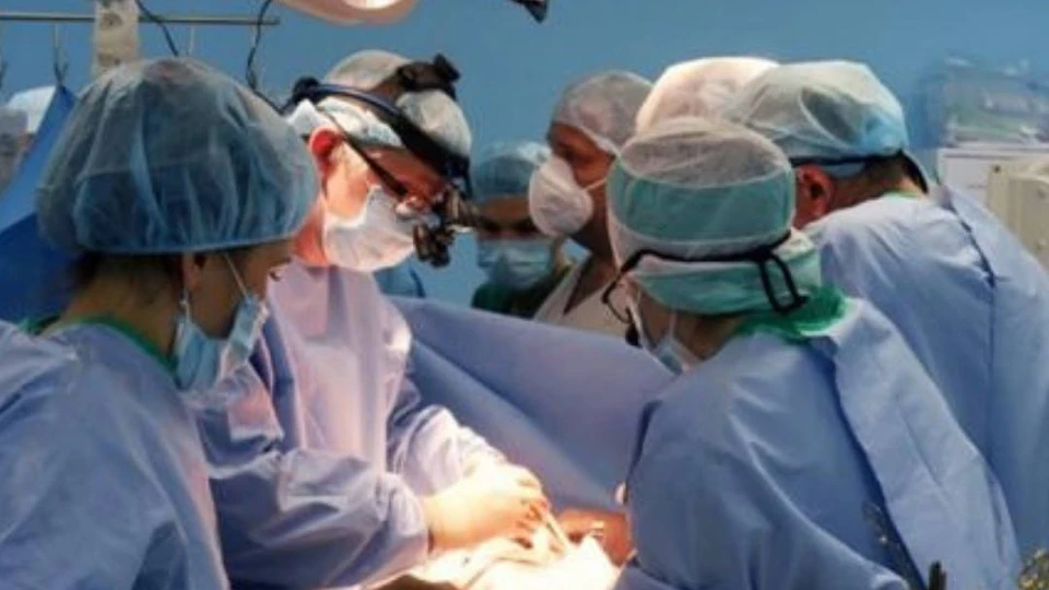 Ульяновские хирурги извлеки из тела 52-летней пациентки огромную кисту яичника. ФОТО: минздрав УО